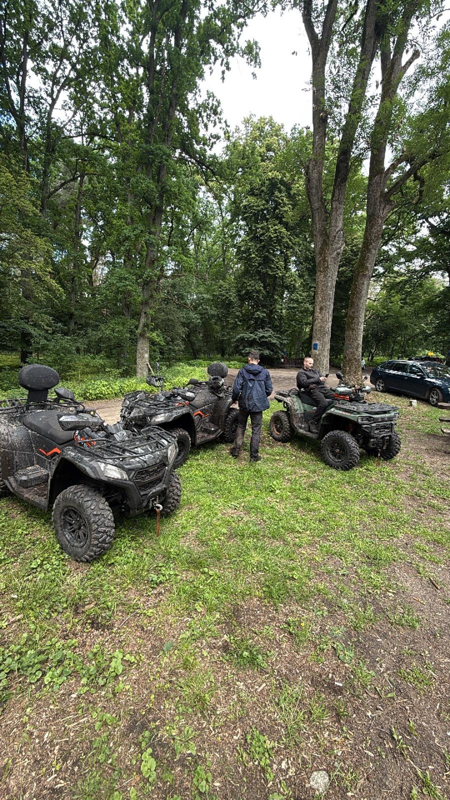 Chwila odpoczynku. Po kilkunastu kilometrach terenowej jazdy przyszedł czas na krótką przerwę, zanim ruszymy dalej w poszukiwaniu kolejnych wyzwań.